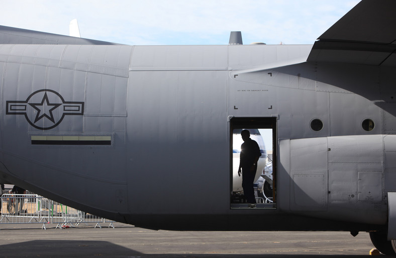 Samolot C-130 Hercules wyprodukowany przez firmę Lockheed Martin, fot. Chris Ratcliffe/Bloomberg