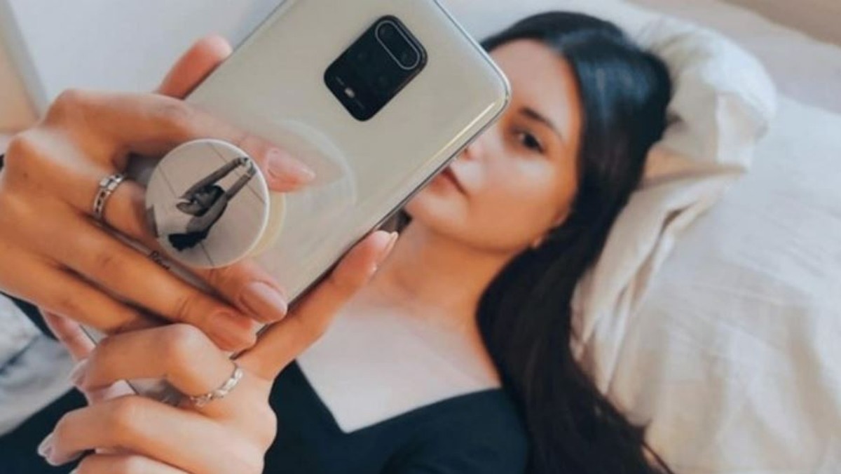 Uchwyt do telefonu typu popsocket. Funkcjonalny trzymak do smartfona