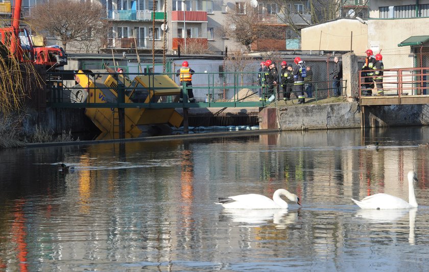 Walcem wjechał po pijaku do rzeki