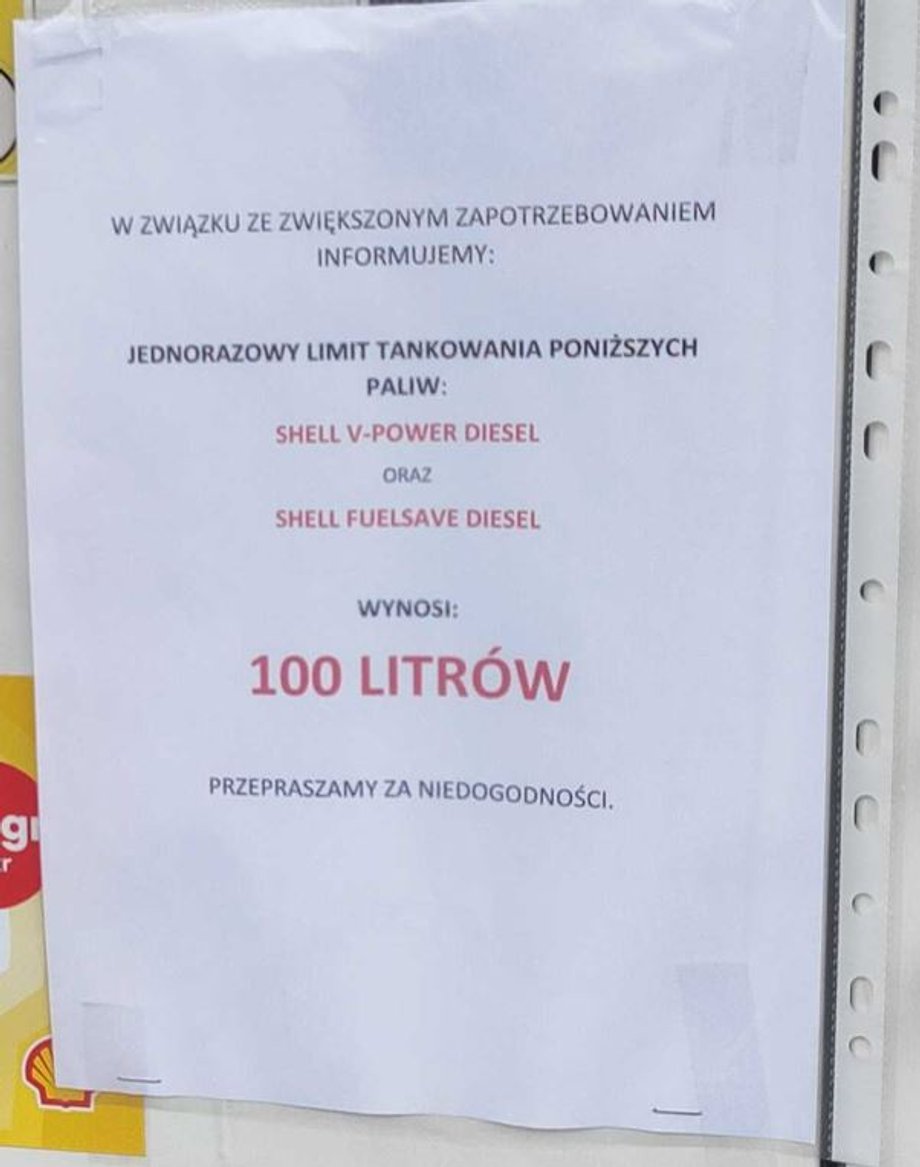 Informacje wywieszone na dystrybutorach niektórych stacji Shell