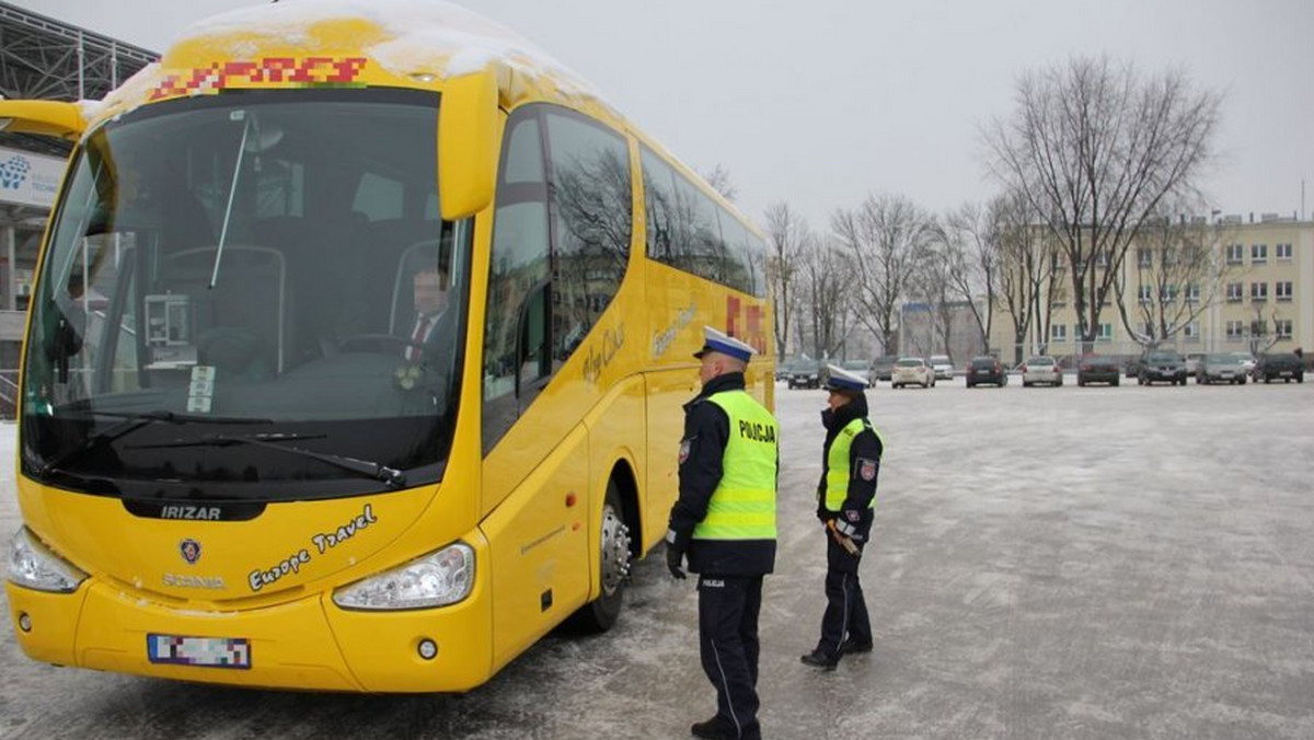 W związku z rozpoczętymi w Świętokrzyskiem feriami zimowymi ruszyły stałe punkty kontroli autokarów, przewożących m.in. dzieci i młodzież. Jeden z nich powstał przy ul. Ściegiennego w Kielcach. Na życzenie mieszkańców policjanci sprawdzają w nim stan techniczny pojazdu, trzeźwość kierowcy oraz wymagane dokumenty.