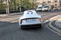 Spala 0,9 l na 100 km i jest już w Polsce! Nowy volkswagen XL1 szokuje techniką. Zdjęcia