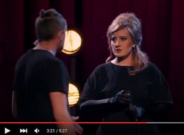 Adele wkręciła fanów. Udawała swojego sobowtóra [WIDEO]