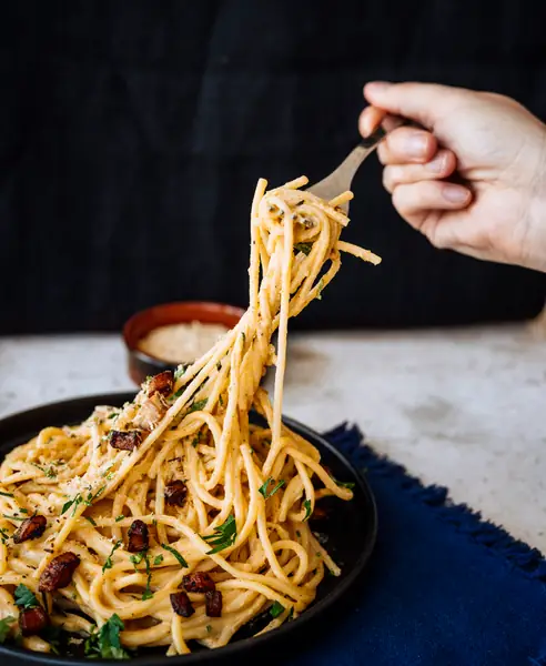 Wegańska carbonara z sosem z ziemniaka i „boczkiem&quot;