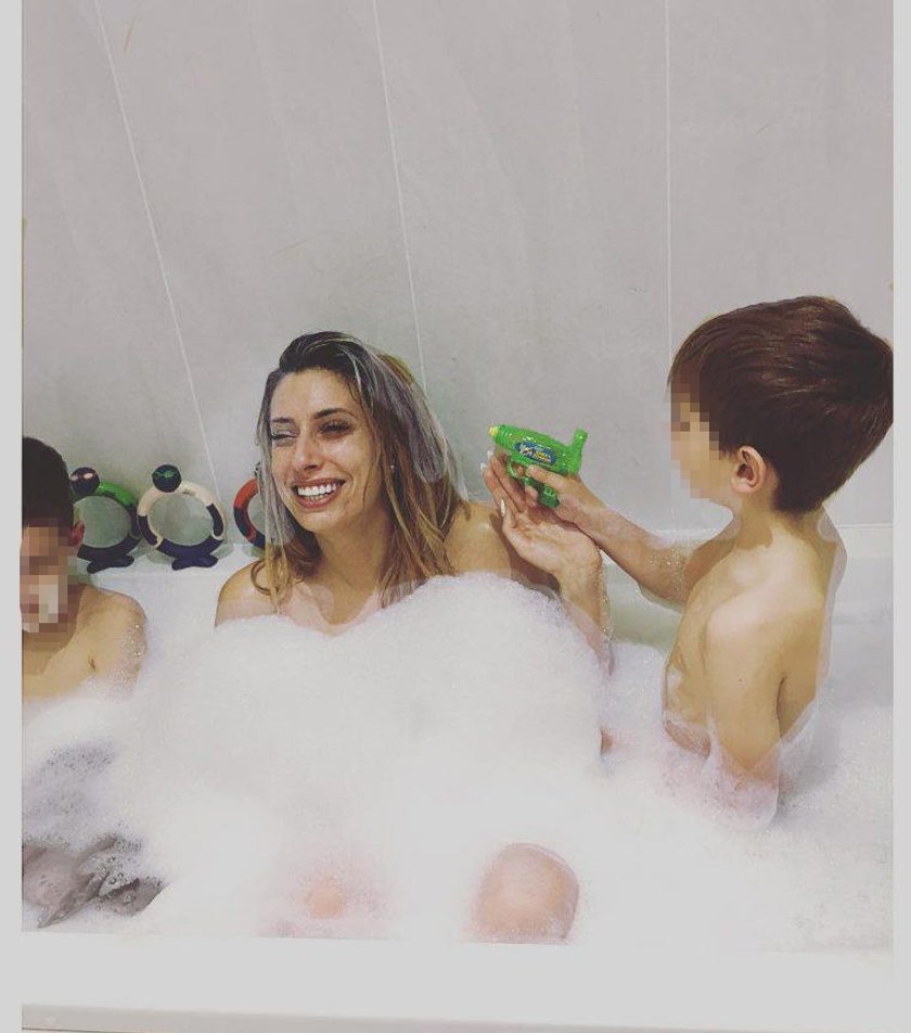 Stacey Solomon nago w wannie z synami. Internauci zniesmaczeni