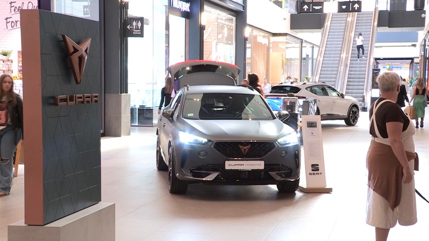 Motor sa snagom do 310 KS obezbeđuje maksimalnu brzinu do 250 km/h i neverovatno ubrzanje od čak 4,2 sekundeOvo je prvi automobil koji je u potpunosti razvila “Kupra”