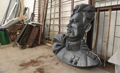 30 ton pszenicy i kościelny dzwon za popiersie gen. Czerniachowskiego. Samorządowcy z Pieniężna oddali go za darmo