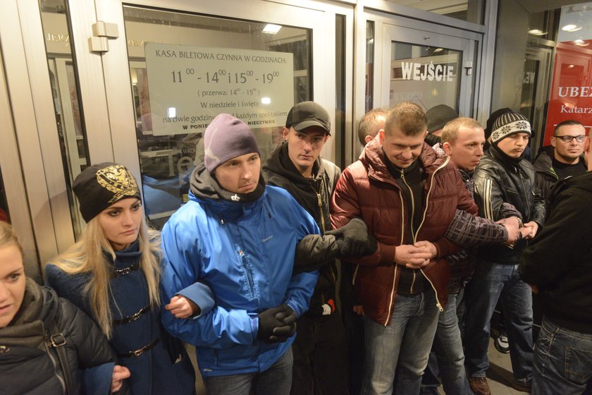 Protesty śorodowisk katolickich przed Teatrem Polskim we Wrocławiu