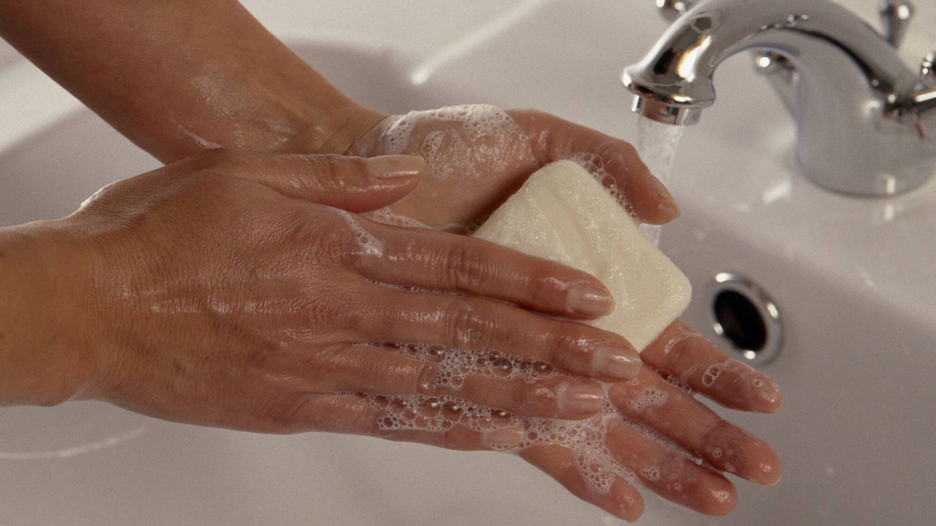 Dzięki pandemii Polacy częściej zaczęli myć dłonie. A co z resztą?