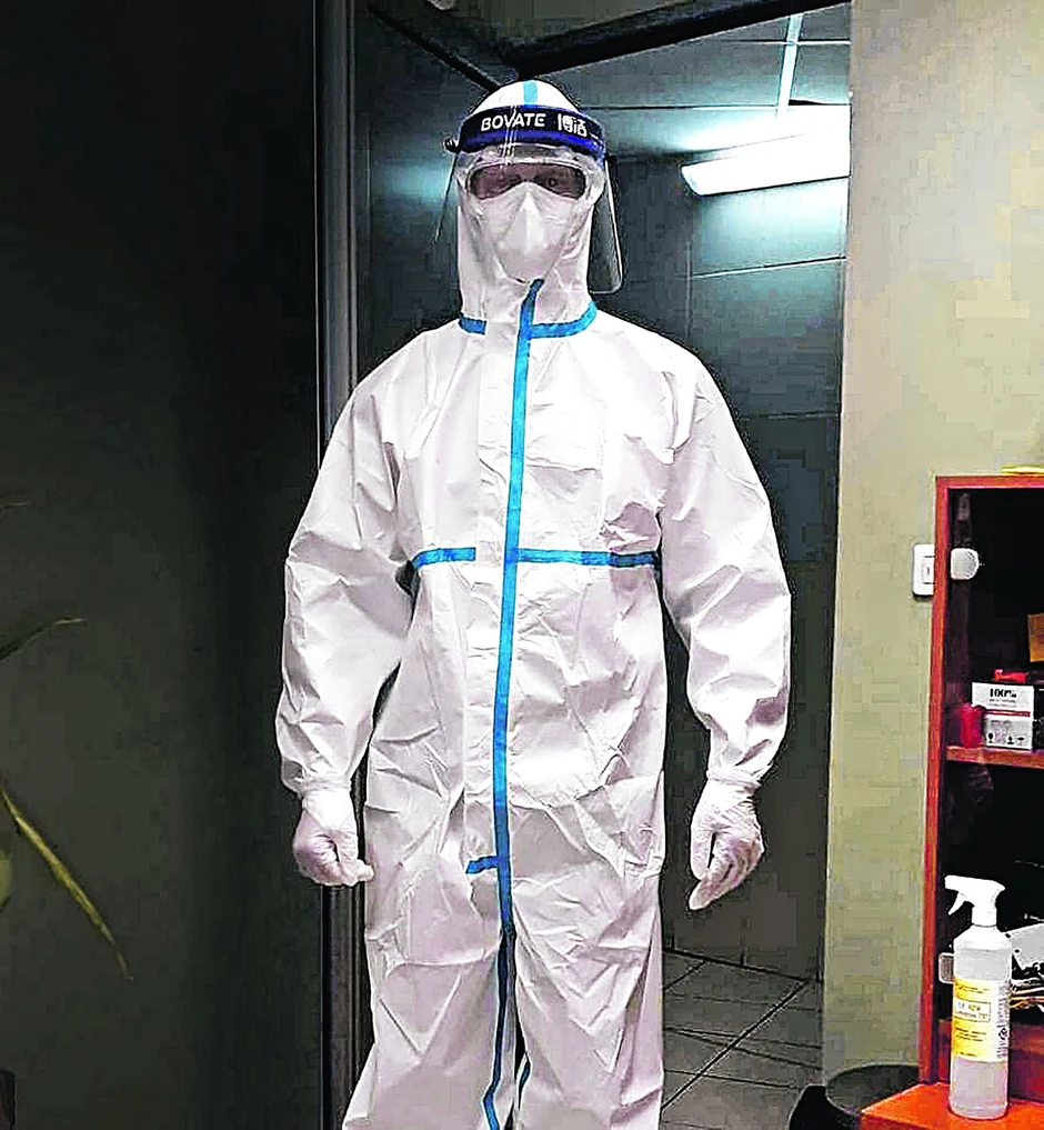 Oblačim dve zaštitne hirurške kape, masku, tri para zaštitnih kaljača, tri para rukavica, zaštitne naočare, kombinezon sa kapuljačom i preko kombinezona stavljam zaštitni vizir. Kada to obavim, idem u crvenu zonu, objašnjava dr Miloš Stević