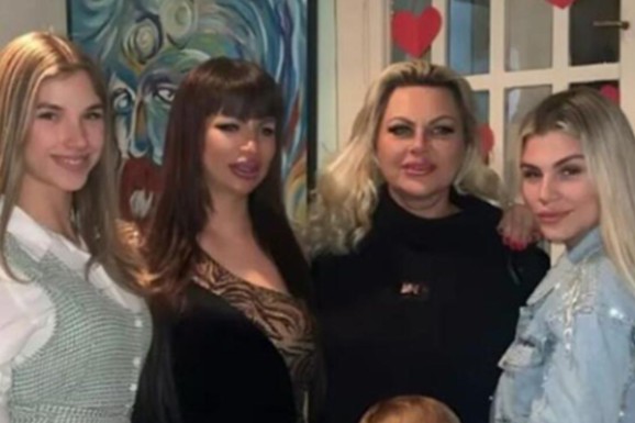 NIKAD VIĐENA SLIKA MARIJE KULIĆ SA ĆERKAMA Ovako su izgledale Miljana, Tijana i Ana kao male! A tek nju da vidite - prava dama