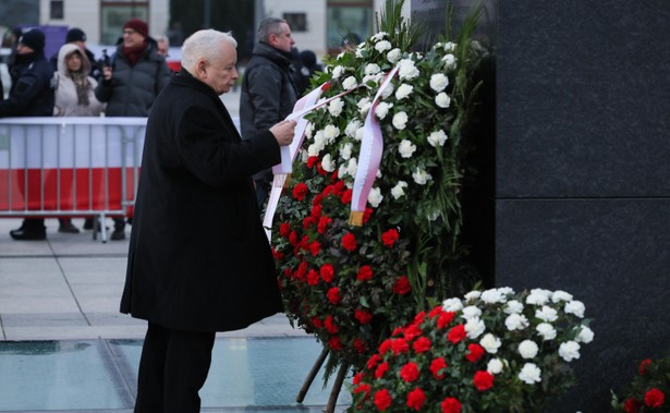 Kaczyński powinien ponieść karę za wieniec i uderzenie aktywisty? Polacy podzieleni [SONDAŻ]