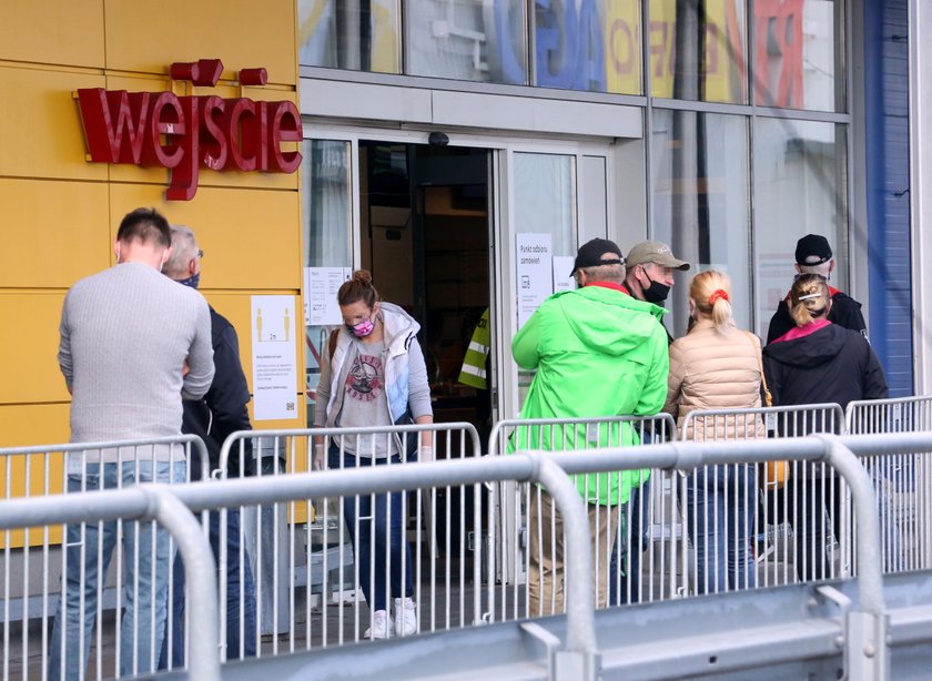 Gdańsk, kolejka przed popularnym centrum handlowym