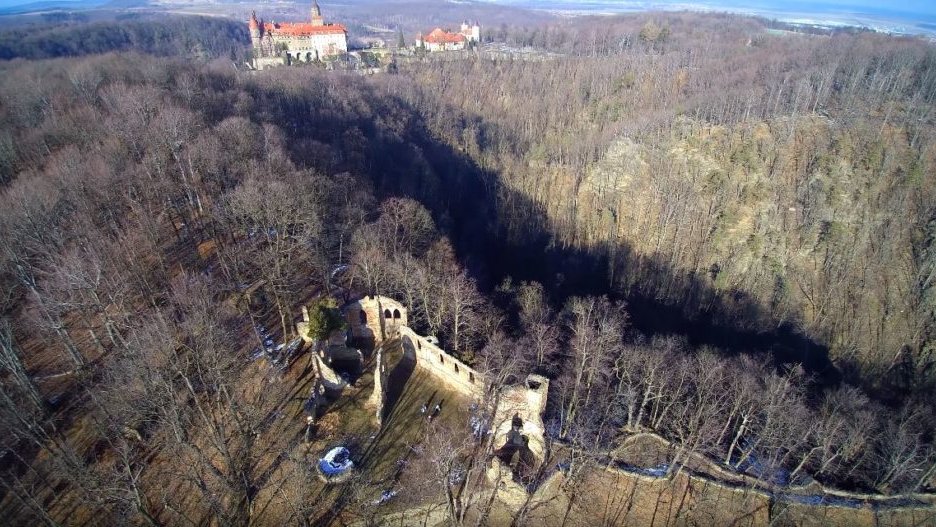 Ruiny Starego Książa na tle Parku Książańskiego i Zamku Książ  