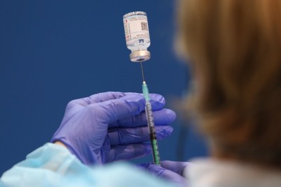 Skuteczność szczepionki Pfizera w zapobieganiu łagodnemu przebiegowi Covid-19 spadła do 64 proc.