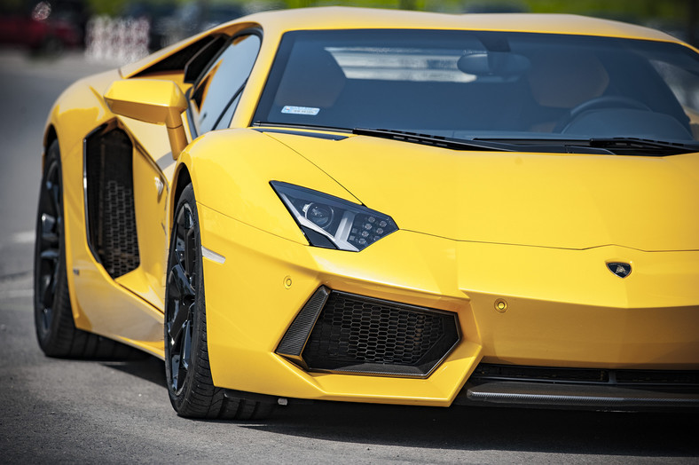 Lamborghini Aventador Coupe vs. Porsche 911 Tubo Cabrio