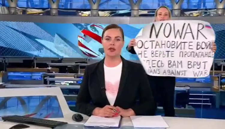 Ten kadr z rosyjskiej telewizji obiegł świat. Marinie Owsiannikowej grozi 9,5 roku kolonii karnej