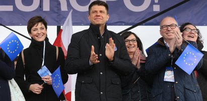 Opozycja na marszu "Kocham Cię, Europo" w Warszawie. Nie ma Grzegorza Schetyny