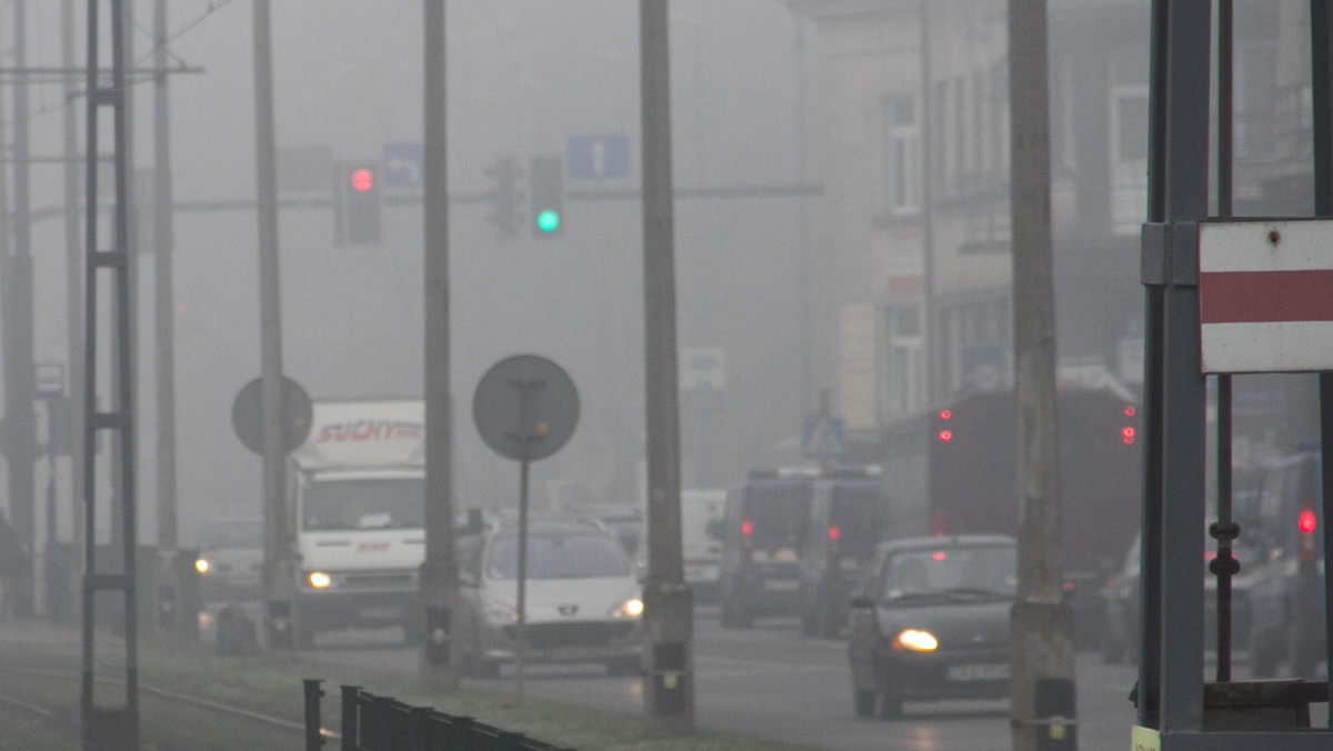 Normy zanieczyszczenia powietrza w Krakowie znów zostały przekroczone. Najgorzej jest dziś w okolicach alei Trzech Wieszczów. Tam normy zostały przekroczone dwukrotnie. Podobna sytuacja jest przy ulicy Dietla. Nie co lepionej jest na Kurdwanowie. Tam normy przekroczone zostały jednokrotnie.
