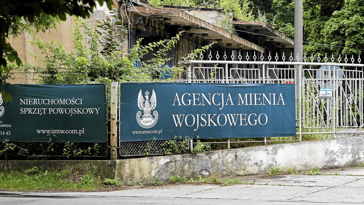 Agencja Mienia Wojskowego sprzedała za ponad 26 mln zł działki znajdujące się przy ul. Rakowickiej w centrum Krakowa. Nabywcami są firmy z branży deweloperskiej. Kupca nie znalazła najdroższa działka, której cena wywoławcza wyniosła prawie 28 mln zł.