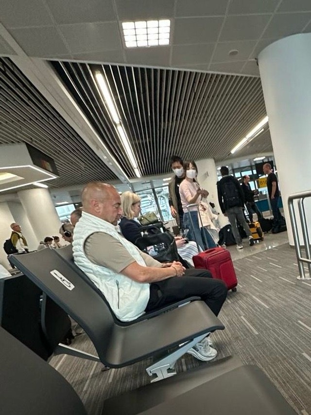 Đani spava na aerodromu