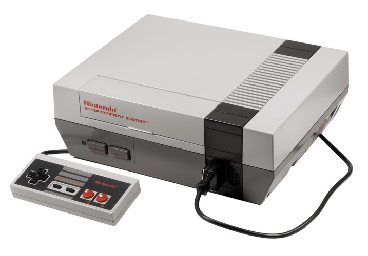 <b>Nintendo Entertainment System (1983)</b>
<br><br>
Legendarna konsola Nintendo, z jeszcze bardziej legendarną grą Super Mario Bros. W Polsce w latach '90 ogromną popularnością cieszył się radziecki klon NES'a - Pegasus. W sumie, na świecie sprzedało się ponad 60 milionów egzemplarzy NES-a.
<br><br>
(fot. Wikimedia Commons, Evan-Amos)