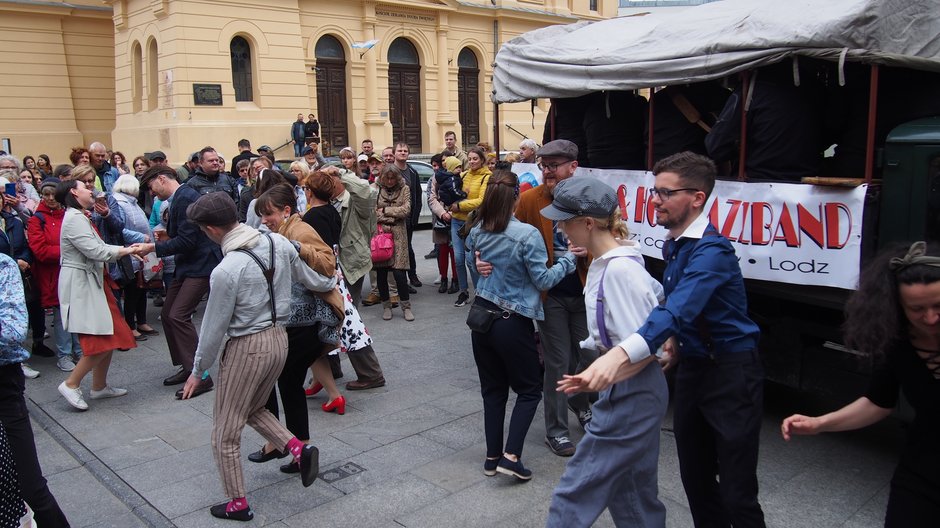 Swingowy pochód retro na Piotrkowskiej w Łodzi 