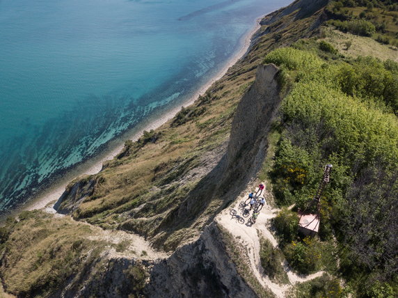 Panoramiczny widok na klif z widokiem na morze w parku San Bartolo w pobliżu Pesaro