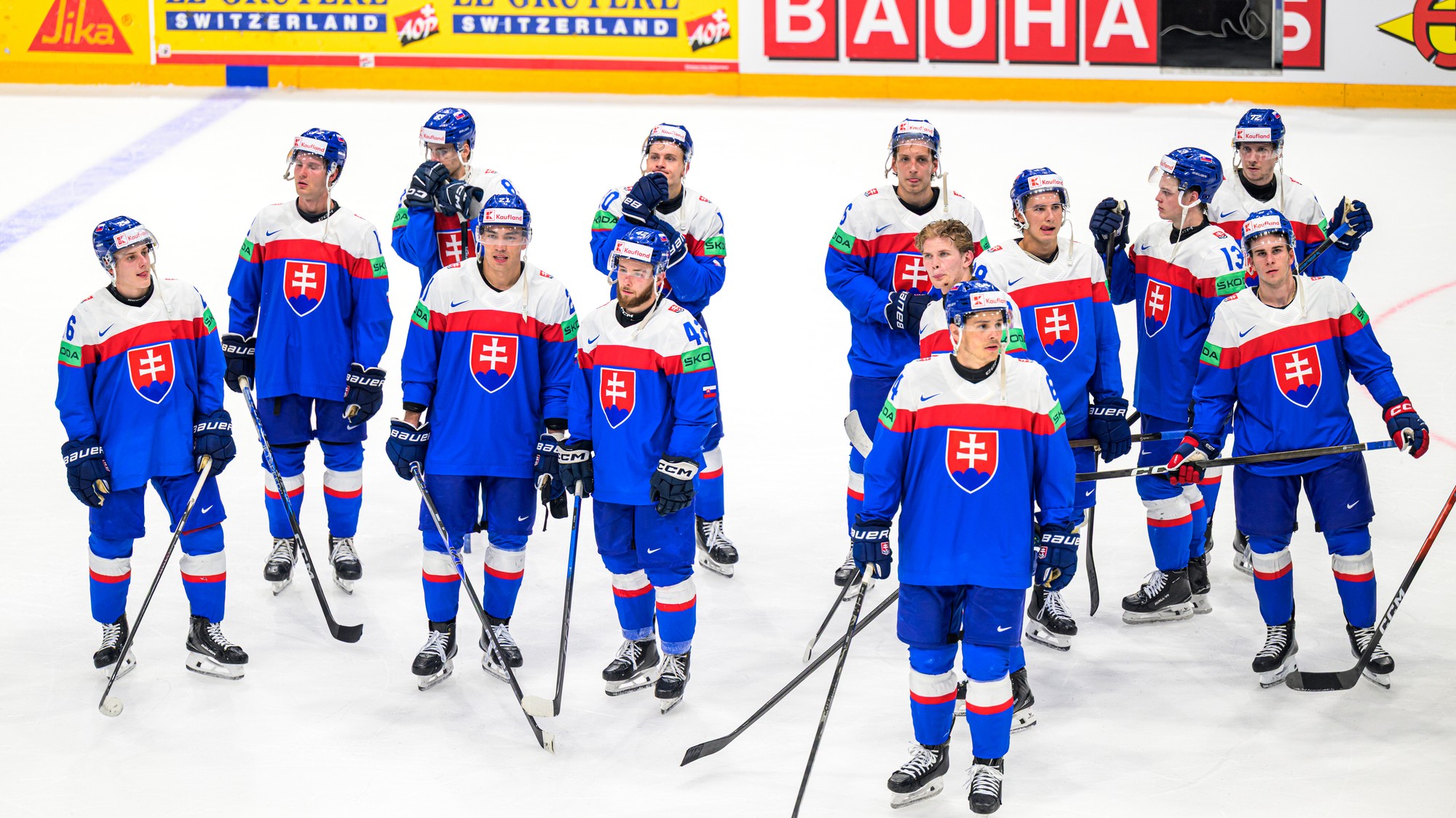 Hokejisti Slovenska po skončení zápasu. 
