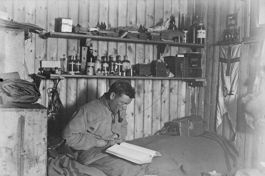 Džordž Mari Levik piše dnevnik: On i još petorica u grupi preživeli su tako što su iskopali sklonište u ledu i jeli pingvine i foke (FOTO: Antarctic Heritage Trust New Zealand)