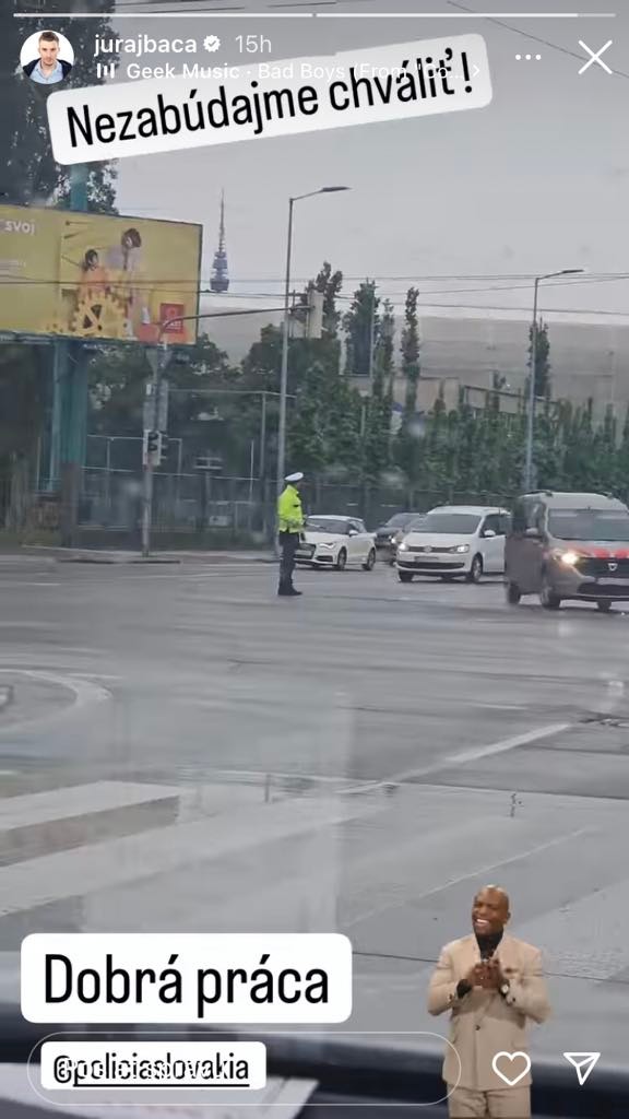 Na frekventovanej križovatke musel riadiť premávku policajt.