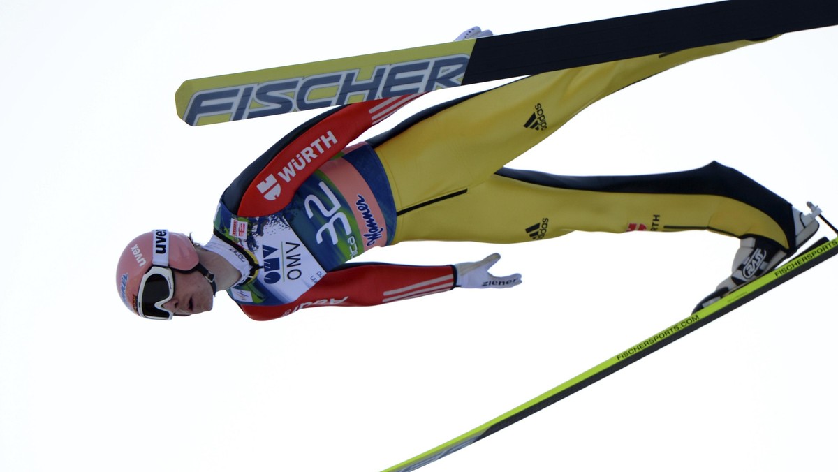 Niemiec Severin Freund wygrał inauguracyjny konkurs Pucharu Świata w skokach narciarskich, rozegrany w norweskim Lillehammer. Drugie miejsce zdobył Thomas Morgenstern, a trzecie Anders Bardal. Zawiedli Biało-Czerwoni. Najlepszy - Maciej Kot zakończył rywalizację na 25. miejscu, a Kamil Stoch był 30. Pozostała trójka Polaków nie awansowała do drugiej serii konkursu. Dawid Kubacki zajął 34. miejsce, Piotr Żyła zakończył dwie lokaty niżej, a Krzysztof Miętus był 44.