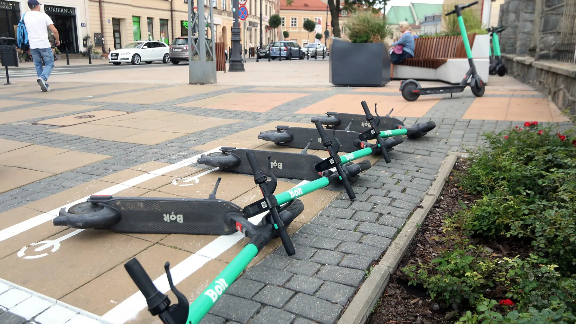 Parkingi dla hulajnóg i ograniczenie do 12 km/h. Polskie miasta powinny iść śladem Lublina