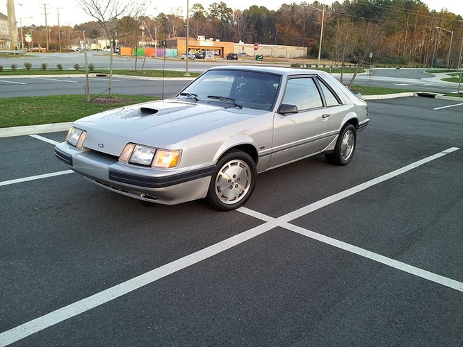 Rok 1996 nie był dla amerykańskiego koncernu zbyt szczęśliwym. W tym czasie Ford został zmuszony do „wezwania” ponad 20 mln pojazdów, a wśród nich tak popularnych modeli jak Crown Victoria, Mustang, Escort czy Explorer.
<br><br>
Pierwszy „recall” dotyczył 8,7 mln modeli produkowanych w latach 1988-1993. Zainstalowane w nich wyłączniki zapłonu ulegały zwarciu, co z kolei mogło doprowadzić do ich przegrzania, a w konsekwencji do zapalenia się. Co więcej, do zwarcia mogło dojść nawet w przypadku, gdy silnik pojazdu był wyłączony. Naprawa „płonących zapalników” kosztowała Forda ok. 200 mln dolarów.
<br><br>
Zaledwie kilka miesięcy później koncern został zmuszony do „wezwania” kolejnych 14 mln pojazdów. Okazało się bowiem, że niewielki elektroniczny przełącznik używany do wyłączania funkcji tempomatu mógł ulegać przegrzaniu w momencie, gdy wciśnięty był pedał hamulca. Podobnie jak w przypadku wadliwego zapłonu, defekt ten mógł doprowadzić do wybuchu pożaru. W tym przypadku naprawa pojazdów kosztowała Forda kolejne 280 mln dolarów.