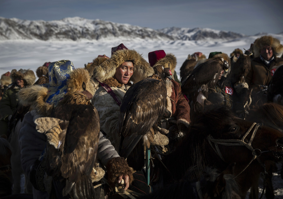 Chińscy Kazachowie polują z orłami