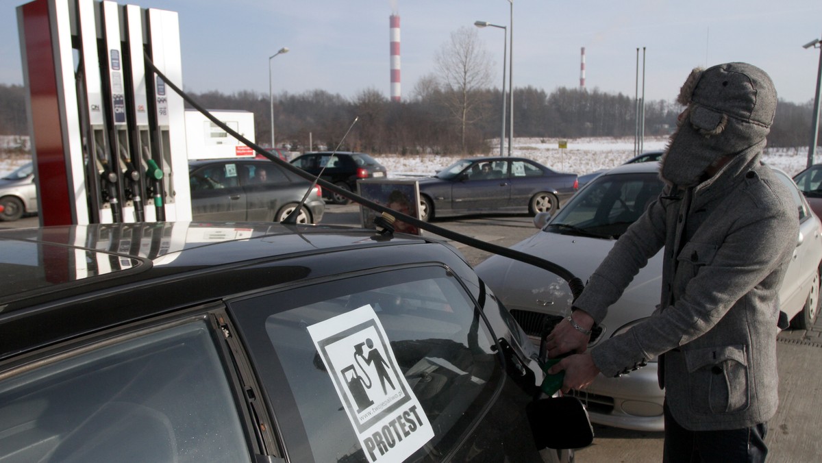 Dzisiaj tematem numer jeden były protesty kierowców w całym kraju. Sprzeciwiają się oni wysokim cenom paliw. W związku z tym jeździli dzisiaj po polskich drogach z niskimi prędkościami i tankowali swoje samochody na stacjach, wlewając do baku tylko litr paliwa.