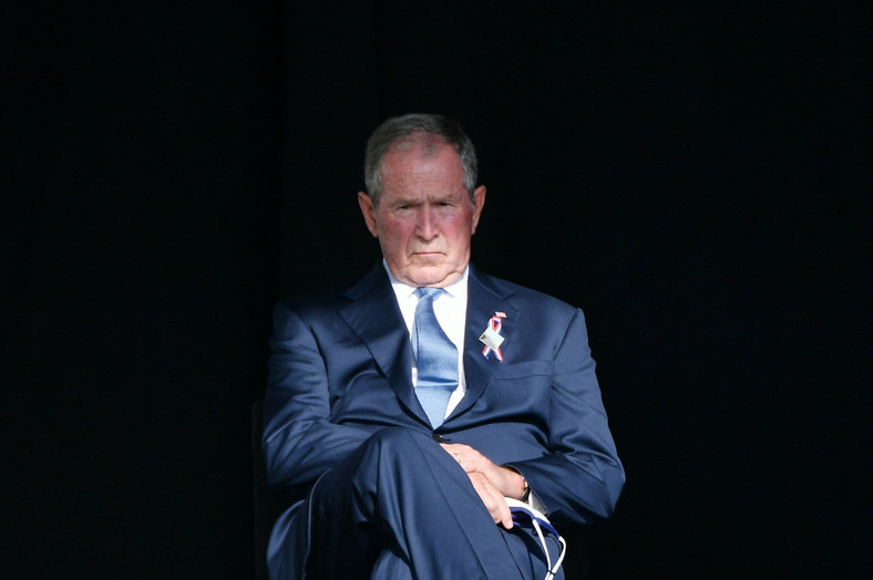 Były prezydent USA George W. Bush bierze udział w uroczystościach upamiętniających 11 września 2021 r. w miejscu pamięci narodowej Lotu 93 w Shanksville w Pensylwanii.