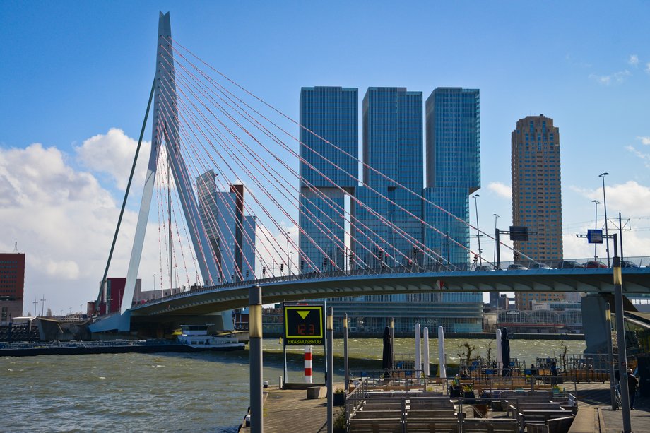 Rotterdam – to drugie największe miasto Holandii, znane także jako miasto pełne perełek architektury nowoczesnej i designu.  