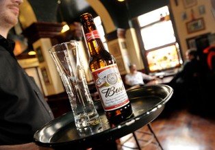 Financial Times: Największy producent piwa na świecie chce sprzedać rosyjskie aktywa