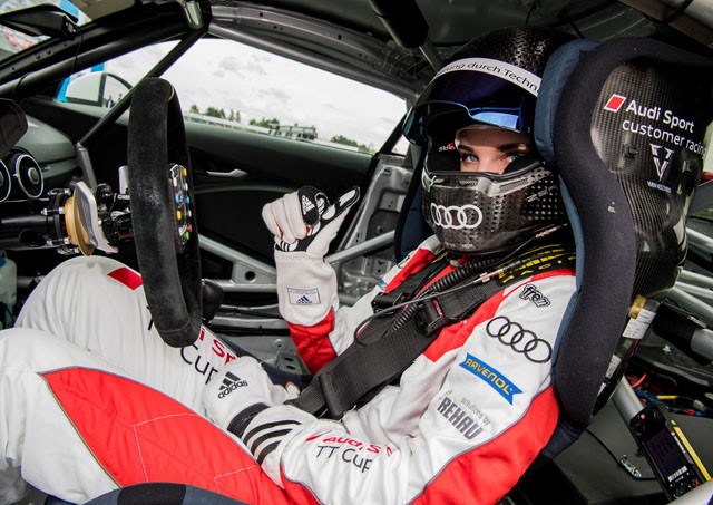 A lány, aki a száguldás szerelmese