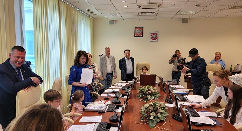 mazowsze dzieci w sali obrad zarządu województwa