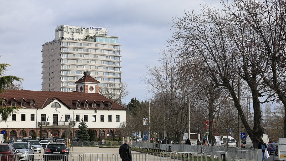 Ma Mészáros Lőrinc szállodája az ország legjobban őrzött helye – itt vannak az első fotók Balatonalmádiból, a Fidesz rendkívüli frakcióüléséről