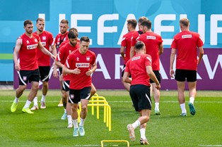 Lewandowski i spółka grają nie tylko dla kibiców. Również o stan finansów TVP