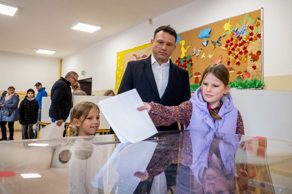Lider Konfederacji Sławomir Mentzen udał się z bliskimi zagłosować do komisji wyborczej w Toruniu