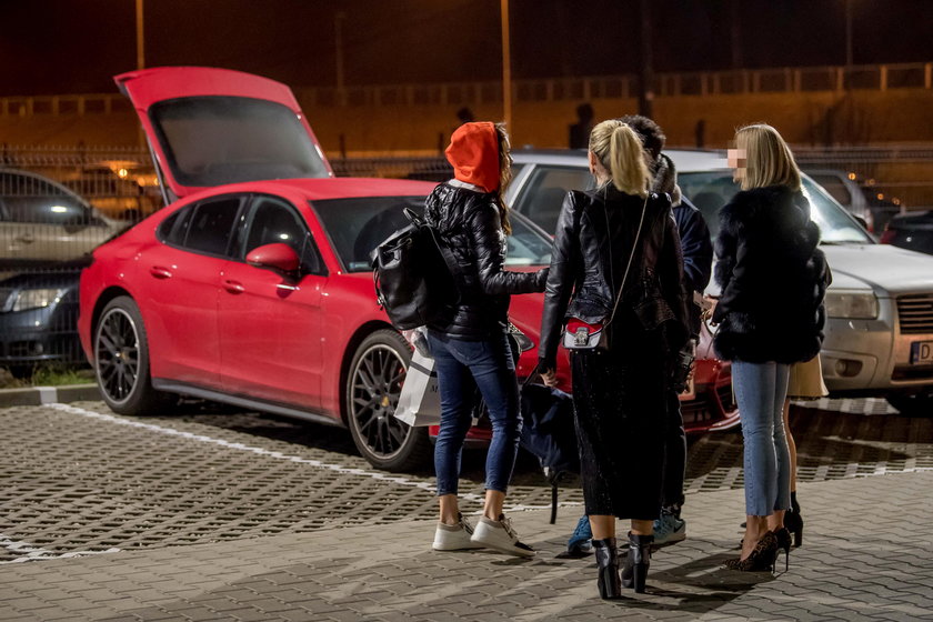 Agnieszka Radwańska pilotem otwiera bagażnik swojego Porsche
