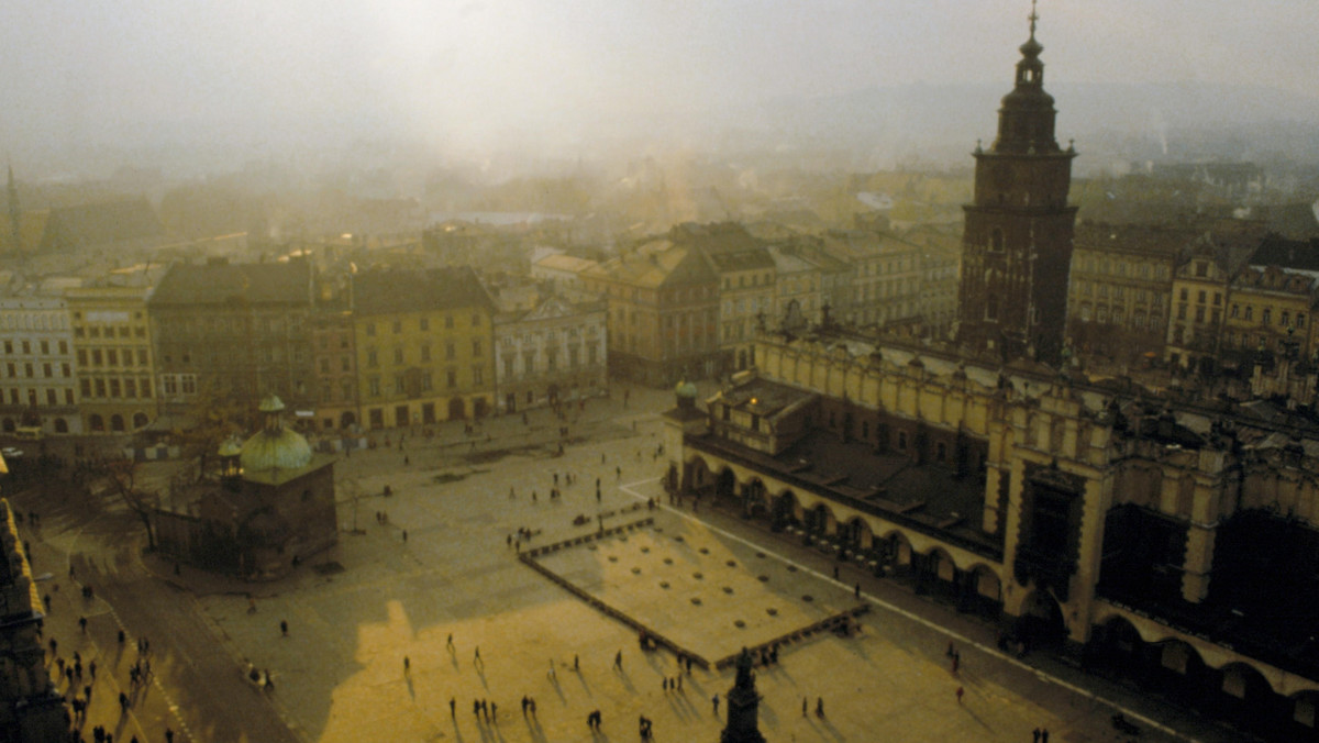 Aby poprawić fatalną jakość powietrza, tej zimy zacznie obowiązywać zakaz palenia węglem w Krakowie – informuje "Gazeta Wyborcza".