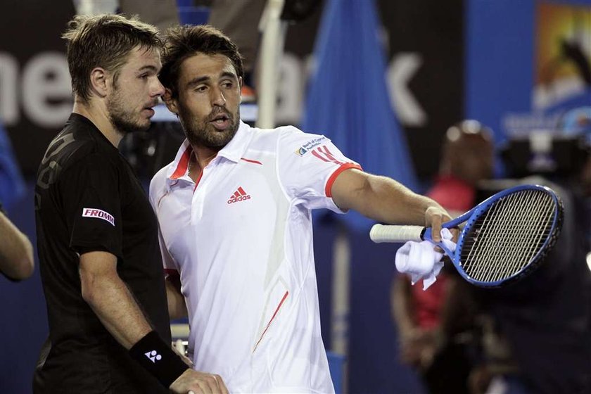 Tenisista Stanislas Wawrinka pomacał pierś liniowej. Wideo