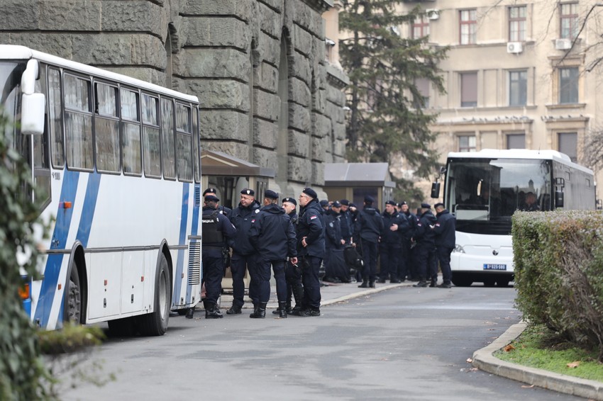 Policija iza Skupštine