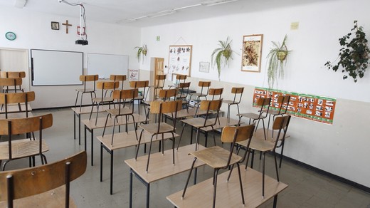 Mróz zatrzymał dzieci w domach. W tych szkołach nie ma lekcji [LISTA]