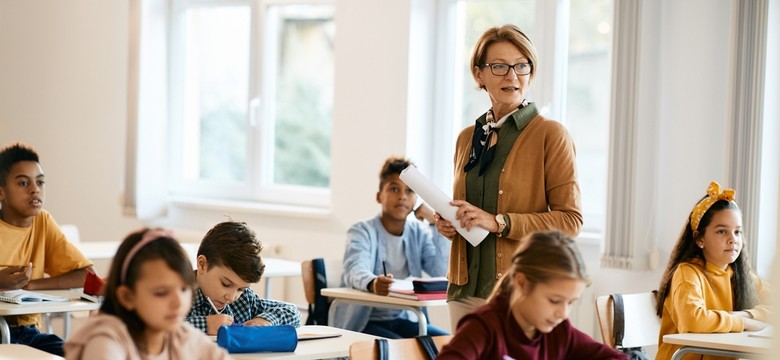 Zarobki dyrektorów szkół różnią się od pensji nauczycielskich. Ile tak naprawdę dostają co miesiąc?